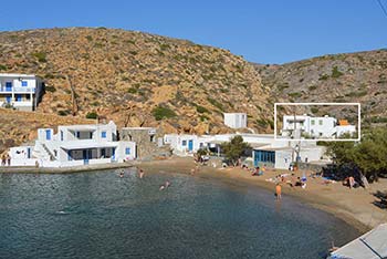 Η παραλία της Χερρονήσου και τα studios Klados στη Σίφνο